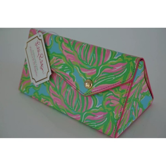 Lilly Pulitzer Accessories - Lilly Pulitzer Sunglass Case Featured in “In the Bungalows.”